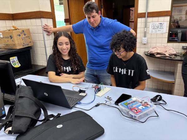 Robótica, pertencimento e permanência: tecnologia como ponte entre escola e universidade